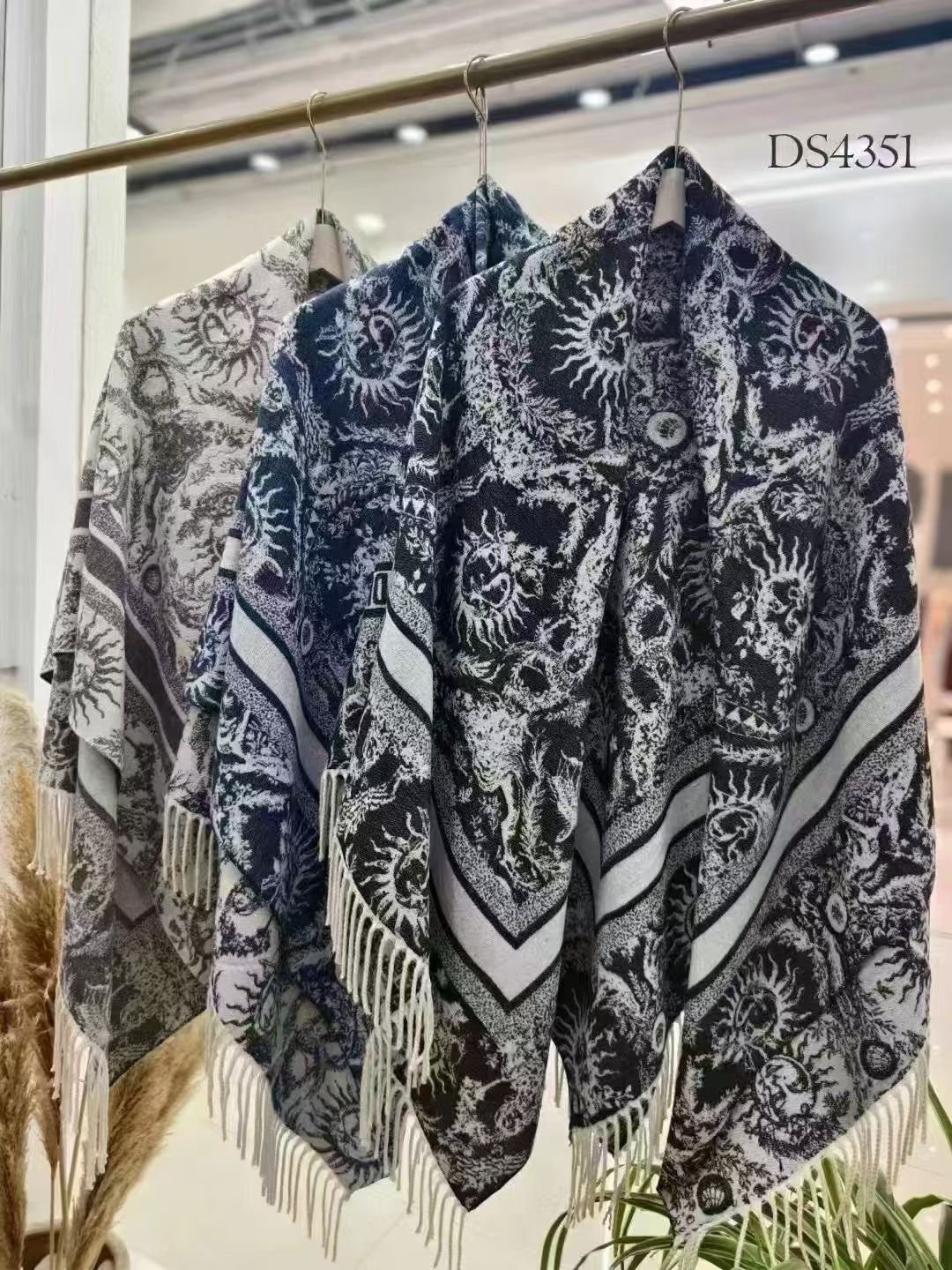 Master quality shawls - Image 2 of 6